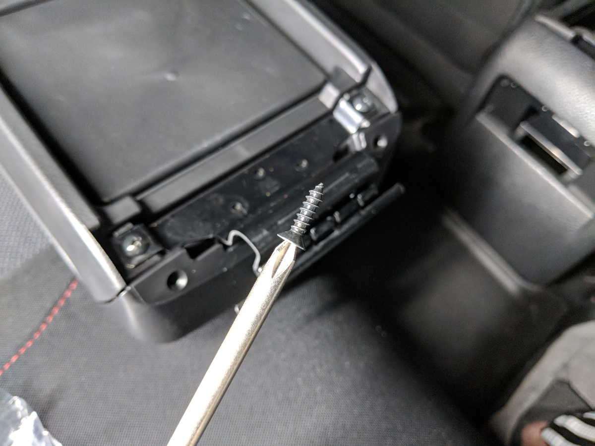 Attaching the hinge cover