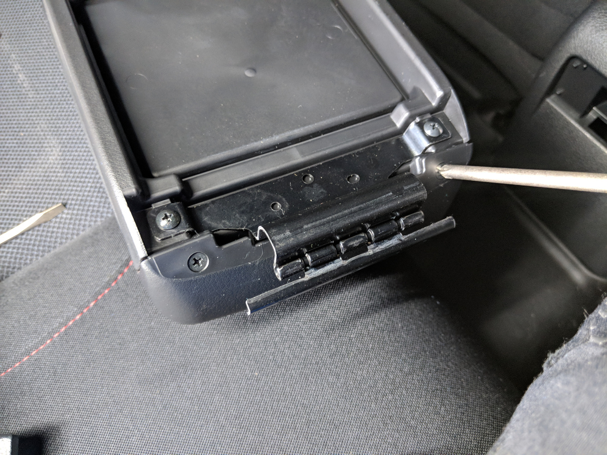 Attaching the hinge cover